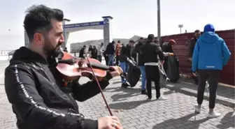 ÜNİVERSİTE ÖĞRENCİLERİNDEN 'KEMAN' EŞLİĞİNDE BAHAR TEMİZLİĞİ