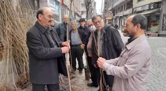 Arıcılara ücretsiz yalancı akasya fidanı dağıtıldı