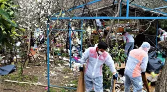 Maltepe'de bir evden dört kamyon çöp çıktı