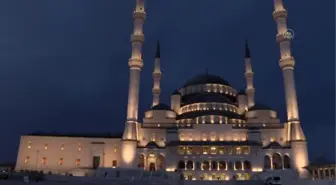 Tarihi camilerin minarelerine mahya asıldı