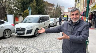 Bu caddede trafik ve park yeri çilesi bitmiyor