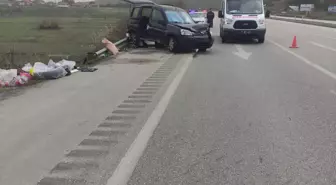 Çorum'da refüje çarpan otomobildeki 1 kişi öldü, 2 kişi yaralandı