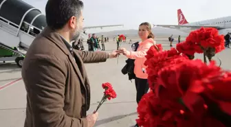 Kapadokya'ya direkt uçuşla gelen Moldovalı turistler çiçeklerle karşılandı