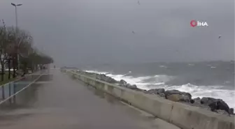 Pendik'te vatandaşlar şiddetli dalgalarla fotoğraf çekindi