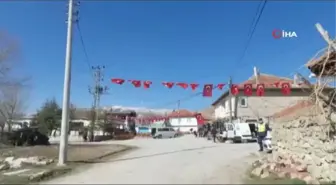 Ağaç sevdalısı köylüler, 28 yıldır bu şenlikte buluşuyor- Dinar'da 28 yıldır devam eden fidan dikim şenliği bu yılda yapıldı- Köylüler çoluk çocuk...