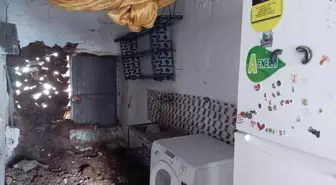 Duvarı yıkılan aile yardım bekliyor