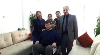 Engelli gencin tekerlekli sandalye sevinci