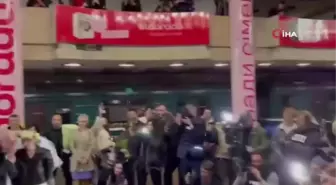 Harkov'da sığınak olarak kullanılan metro istasyonunda bir çift dünya evine girdi