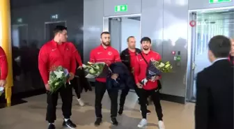Şampiyon güreşçiler yurda döndü