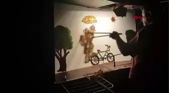 ÇOCUKLUĞUNDA HAYRAN KALDIĞI SANATI YAŞATIYOR