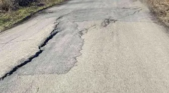 Çöken yol sürücülerin tepkisine yol açıyor