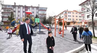 Pursaklar Belediye Başkanı Çetin'den çocuk parkındaki miniklere ziyaret