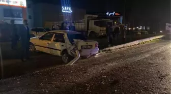 TIR, KIRMIZI IŞIKTA BEKLEYEN 2 OTOMOBİLE ÇARPTI; 3 YARALI