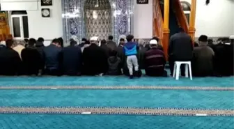 Camide namaz kılan babasının sırtına çıkan çocuğun görüntüsü gülümsetti