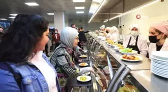 Emine Erdoğan, KYK Yurdu'nda kalan kız öğrencilerle iftar yaptı