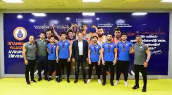 İBB Spor Başkanı Keleş, milli güreşçiler ile bir araya geldi