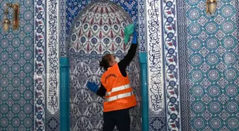 Karabağlar Belediyesi'nden camilere Ramazan temizliği