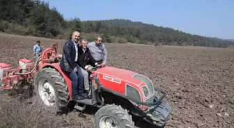 Mudanya Belediyesi ayçiçek tohumlarını toprakla buluşturdu