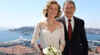 Nobel ödüllü yazarımız Orhan Pamuk, 10 yıllık sevgilisi Aslı Akyavaş'la evlendi!