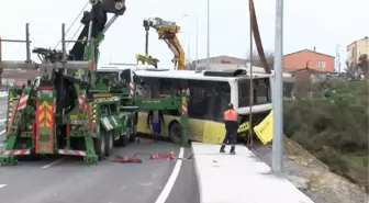 BAŞAKŞEHİR'DE KAYAN İETT OTOBÜSÜ YOL KENARINDAKİ BOŞLUĞA UÇTU