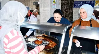 Öğrencilerle iftarda bir araya geldi