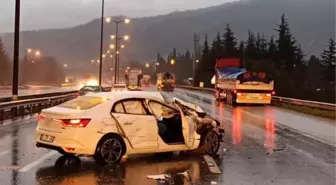 TEM'de kontrolden çıkan otomobil tırla çarpıştı: 3 yaralı