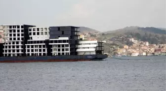 İstanbul Boğazı'ndan '8 katlı apartman' geçti! Vatandaşlar o anları şaşkınlık içinde izledi