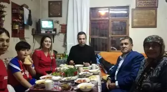 Kaymakam Gürçam, vatandaşın sofrasında iftarını açtı