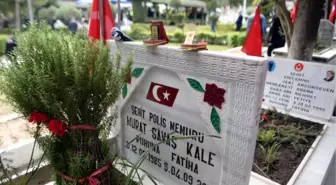 Son dakika... ŞEHİT POLİSİN MEZARINDAKİ PLAKETLER DUYGULANDIRDI--