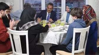 Milli Eğitim Bakanı Özer ve eşi, öğretmen çiftin iftar sofrasına konuk oldu