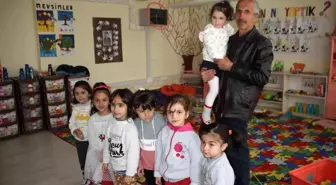 Malazgirtli muhtar anasınıfı öğrencilerine oyuncak hediye etti