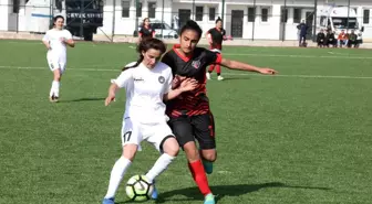 Van Büyükşehir Belediyesi Kadın Futbol takımı liderlik koltuğuna oturdu