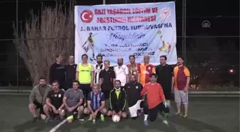 DİYARBAKIR - Sağlık çalışanları salgın döneminde yaşadıkları stresi futbolla aşıyor