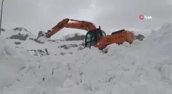 Kar kalınlığı 6 metreyi buldu, ekipler yolu bulmakta güçlük çekiyor