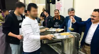 Gediz Kaymakamı Hakan Alkan iftar çadırında vatandaşlara yemek dağıttı