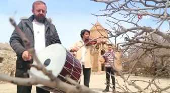 Son dakika... Van polisi görev yaptığı şehri türkülerle tanıttı