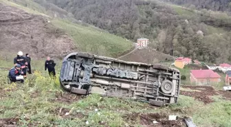 Son dakika haber... Diyaliz hastalarını taşıyan minibüsün şarampole yuvarlandığı kazada 4 kişi yaralandı