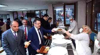 Genç iftarını öğrencilerle birlikte açtı