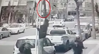 Polis, direkten Türk bayrağını alan gencin peşine düştü! Yıkayıp astığını görünce aynısından hediye ettiler
