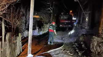 Artvin'de gece çıkan yangında iki katlı ev kullanılamaz hale geldi