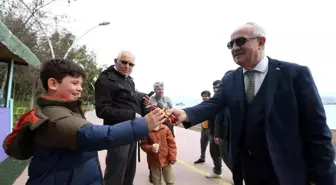 Başkan Aygün, sahilde güneşlenen vatandaşlarla bir araya geldi