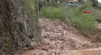Son dakika haber: TRABZON'DA HEYELAN YOL KAPATTI; O ANLAR KAMERADA