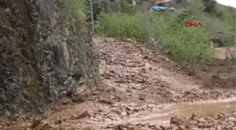 Son dakika haber: TRABZON'DA HEYELAN YOL KAPATTI; O ANLAR KAMERADA