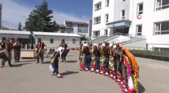 Türkiye 3'üncüsü olan Halk oyunları ekibi ödüllendirildi