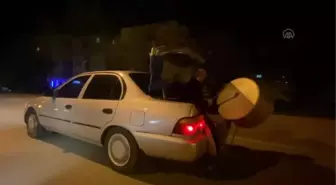 Vatandaşları otomobil bagajında davul çalarak sahura kaldırıyor