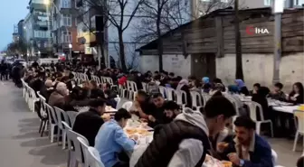 Sultangazi'de geleneksel sokak iftarına yoğun ilgi