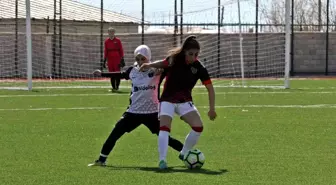 Van Büyükşehir Belediyesi Kadın Futbol Takımı namağlup liderliğini sürdürüyor