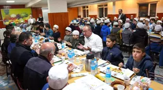 Başkan Mustafa Kavuş huzurevinde iftar, Kur'an kursunda sahur yaptı