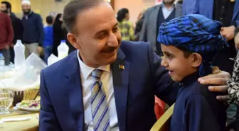 Yetimlerin yüzü iftar programıyla güldü