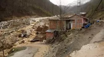 Trabzon'da heyelan; 3 ev toprak altında kaldı (2)